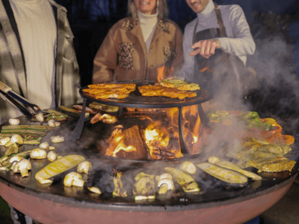 BonFeu BonBiza XL barbecue open sokkel sfeerfoto met eten en accessoire