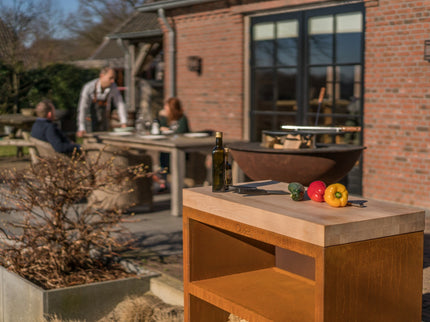 Quoco Tavolo large pro corten met groente en handschoenen voorkant