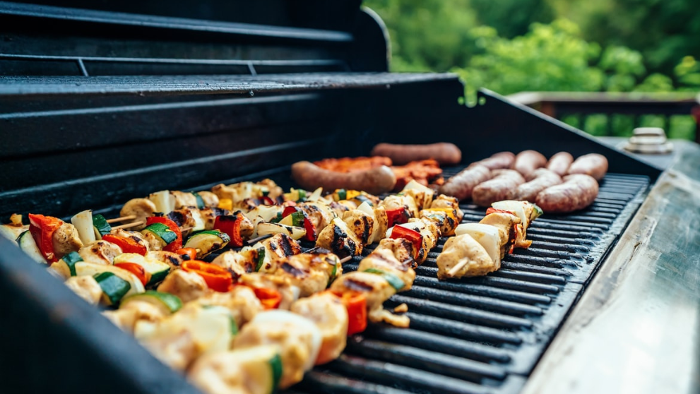 Ervaren persoon koel aantrekkelijk 6 tips voor de schoonmaak van jouw barbecuerooster